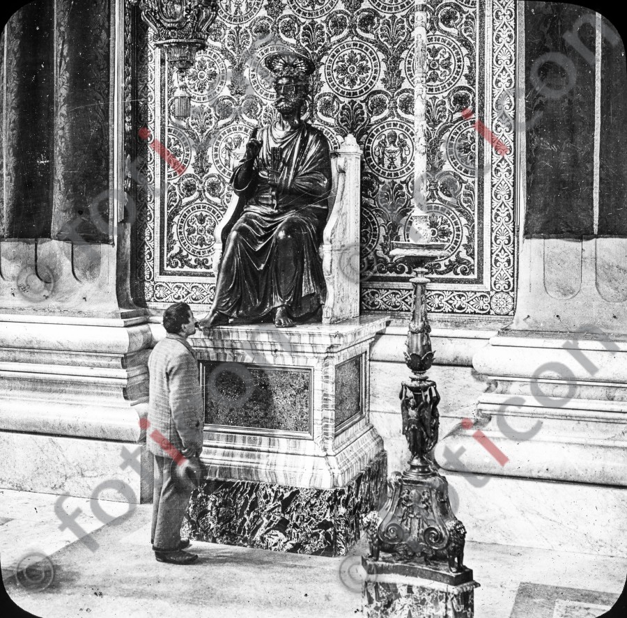 Bronzestatue des Hl. Petrus | Bronze statue of St. Peter - Foto foticon-simon-147-014-sw.jpg | foticon.de - Bilddatenbank für Motive aus Geschichte und Kultur